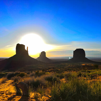 Východ slunce v Monument Valley