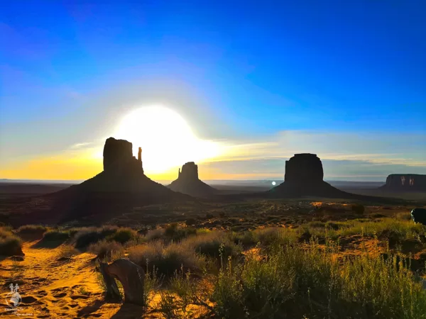 Východ slunce v Monument Valley